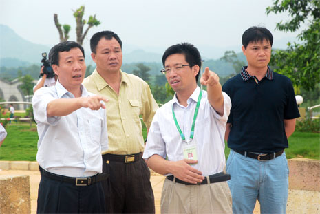 謝迺堂（左一）對湘桂循環經濟產業園建設提出意見和建議。