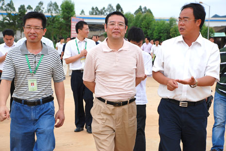 自治區黨委政策研究室主任唐咸僅（中）聽取匯報