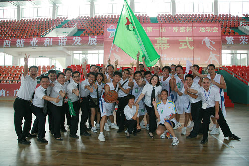 圖為在比賽現場運動員及拉拉隊合影留念