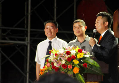 房地產(chǎn)公司李寶忠副總經(jīng)理(左一)接受廣西電視臺著名主持人孫勇(左三)采訪