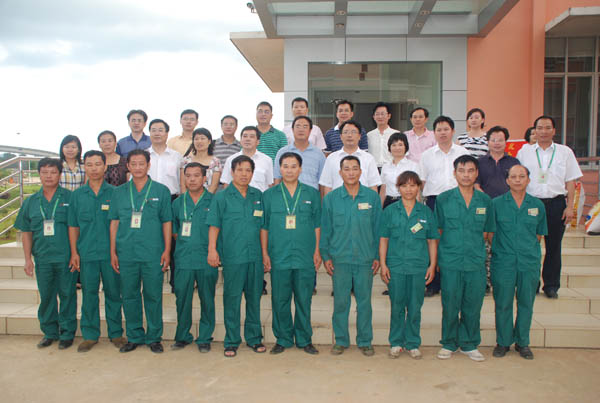 自治區政府辦公廳第一秘書處處長唐寧(中排右五)、自治區政務服務中心管理辦公室管理處處長鐘穗(中排左五)一行慰問湘桂公司黨員代表